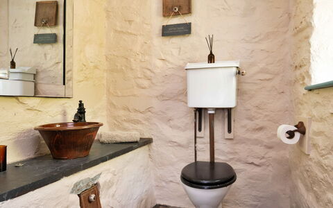 Y Cwtch: Wall, Plumbing Fixture, Bathroom, Toilet Seat, Plumbing, Toilet, Tap, Sink, Bathroom Sink