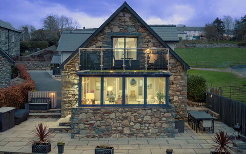 Tan-Y-Foel: Building, Window, House, Home, Roof, Cottage, Facade, Door, Architecture, Siding