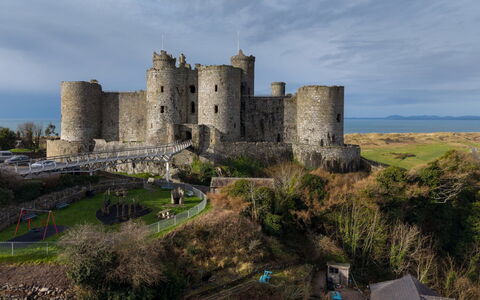 Tan-Y-Foel: Sky, Castle, History, Tourist Attraction, Ruins, Stone Wall, Fortification, Historic Site, Medieval Architecture