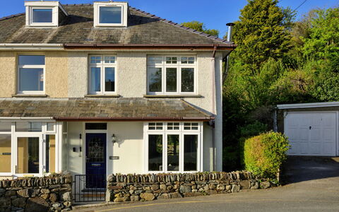 Gorwel: Building, Window, House, Home, Roof, Door, Residential Area, Cottage, Sash Window