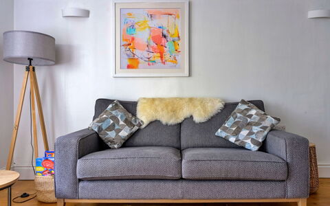 Gorwel: Flooring, Furniture, Living Room, Couch, Linens, Throw Pillow, Wood Flooring, Hardwood, Cushion