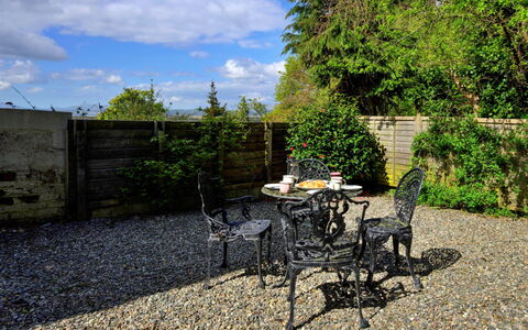 Gorwel: Furniture, Outdoor Furniture, Shrub, Outdoor Table, Garden, Chair, Flowerpot, Backyard, Landscaping