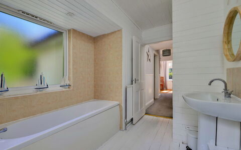 Gorwel: Plumbing Fixture, Wall, Flooring, Bathroom, Wood, Floor, Bathtub, Tap, Plumbing, Ceiling