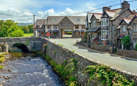 Artro View: Building, Window, House, Town, Architecture, Neighbourhood, Road, Residential Area, Home, Human Settlement