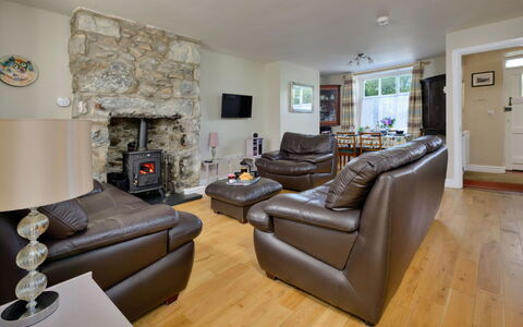 Artro View: Furniture, Interior Design, Wood, Flooring, Couch, Living Room, Room, Floor, Ceiling, Home