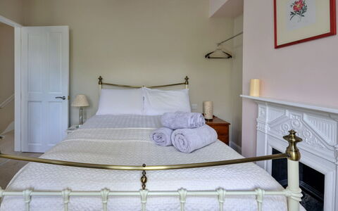 Artro View: Bed, Bedding, Furniture, Bedroom, Interior Design, Bed Sheet, Wall, Floor, Wood, Linens