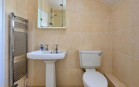 Artro View: Bathroom, Toilet Seat, Plumbing Fixture, Flooring, Wall, Sink, Floor, Toilet, Interior Design, Bathroom Sink