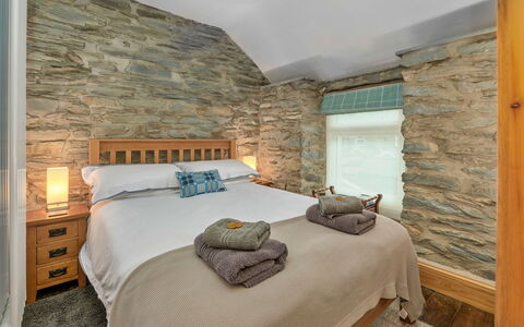 Garreg Ddu: Wall, Flooring, Interior Design, Bedroom, Wood, Bed, Floor, Furniture, Ceiling, Bed Sheet