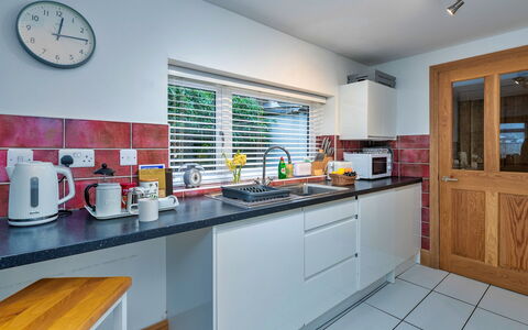 Garreg Ddu: Kitchen, Kitchen Appliance, Countertop, Major Appliance, Interior Design, Flooring, Home Appliance, Cabinetry, Furniture, Kitchen Sink