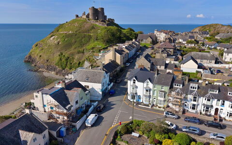 Gwynle: Coast, Coastal And Oceanic Landforms, Sea, Bay, Headland, Promontory, Resort Town, Beach