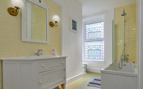 Gwynle: Interior Design, Flooring, Wall, Bathroom, Plumbing Fixture, Floor, Ceiling, Bathroom Cabinet, Tap, Plumbing
