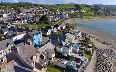 Gwynle: Residential Area, Coast, Landscape, Neighbourhood, House, Suburb, Coastal And Oceanic Landforms, Home, Sea, Human Settlement