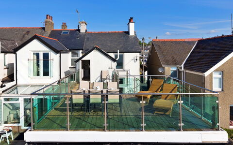 Awel Y Mor: Home, Composite Material, Handrail, Balcony, Fence, Daylighting, Porch, Steel, Stairs