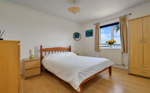 Ty Glan Y Mor: Wood, Bed, Furniture, Bedroom, Interior Design, Floor, Flooring, Room, Bed Frame, Bedding