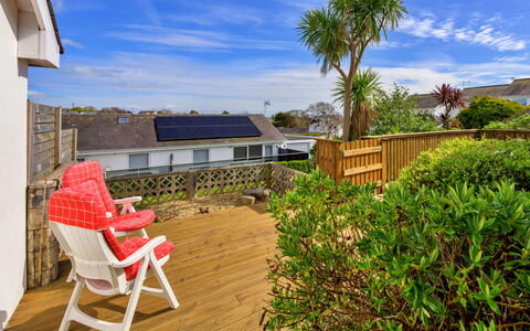 Ty Glan Y Mor: Shrub, Residential Area, Home, Garden, Landscaping, Eco Hotel, Cottage, Estate, Fence