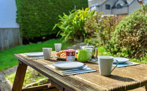 Ty Glan Y Mor: Furniture, Tableware, Table, Serveware, Food, Outdoor Furniture, Outdoor Table, Dishware, Drinkware, Kitchen & Dining Room Table