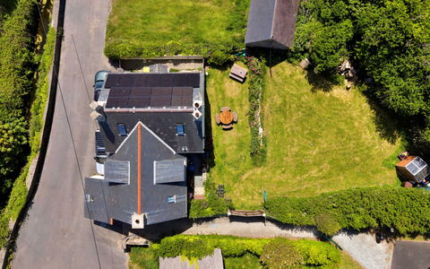 Gladstone: Roof, House, Residential Area, Home, Cottage, Rural Area, Estate, Garden, Suburb, Landscaping