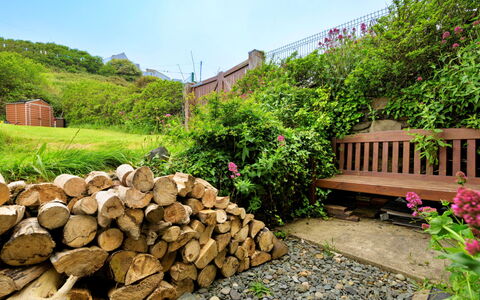 Gladstone: Shrub, Garden, Landscape, Plant Community, Groundcover, Landscaping, Backyard, Yard, Fence