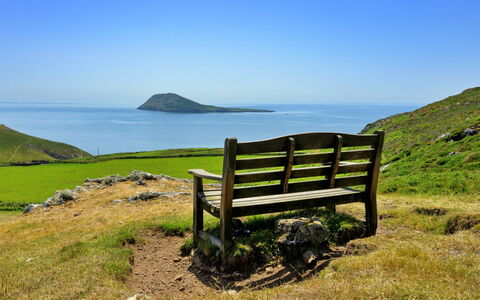 Gladstone: Green, Horizon, Natural Landscape, Sea, Coastal And Oceanic Landforms, Coast, Hill, Grassland, Landscape, Ocean