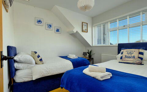 Brigwyn: Furniture, Interior Design, Bedroom, Bed, Bed Frame, Bedding, Pillow, Bed Sheet, Hotel, Lamp