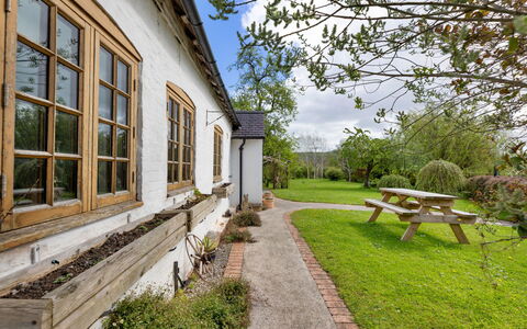 Waen Farm Cottage: House, Home, Cottage, Shrub, Human Settlement, Rural Area, Farmhouse, Estate, Garden