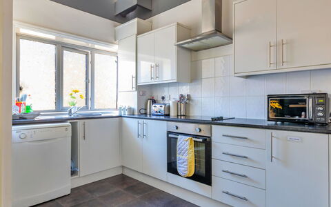 Colwyn Bay 646: Kitchen Appliance, Kitchen, Countertop, Major Appliance, Cabinetry, Interior Design, Home Appliance, Flooring, Kitchen Stove, Ceiling