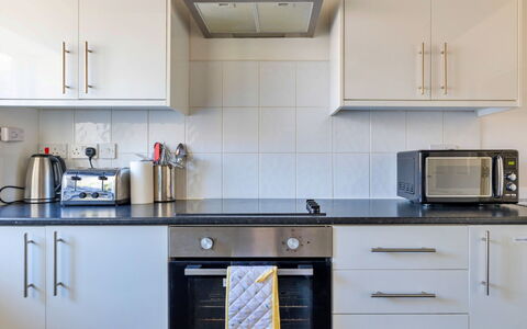 Colwyn Bay 646: Kitchen Appliance, Kitchen, Countertop, Major Appliance, Cabinetry, Flooring, Interior Design, Home Appliance, Wood, Furniture