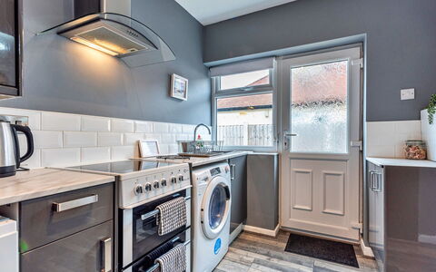 Hafan Traeth: Washing Machine, Major Appliance, Kitchen Appliance, Clothes Dryer, Flooring, Interior Design, Home Appliance, Kitchen, Laundry Room, Floor