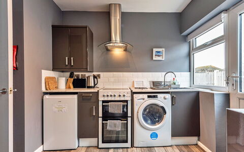 Hafan Traeth: Washing Machine, Kitchen Appliance, Major Appliance, Home Appliance, Kitchen, Clothes Dryer, Interior Design, Laundry Room, Flooring, Ceiling