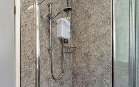 Hafan Traeth: Plumbing Fixture, Plumbing, Bathroom, Tap, Tile, Shower Head, Shower Bar, Sink