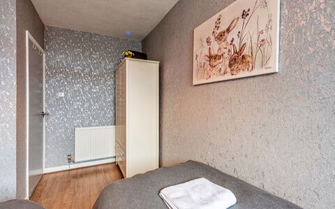 Hafan Traeth: Wall, Flooring, Floor, Interior Design, Wood, Bedroom, Ceiling, Room, Lighting, Bed