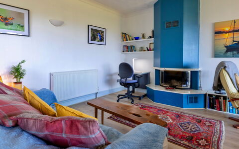 Yr Ardd Bellaf: Furniture, Interior Design, Flooring, Floor, Couch, Wood, Room, Ceiling, Living Room, Lighting