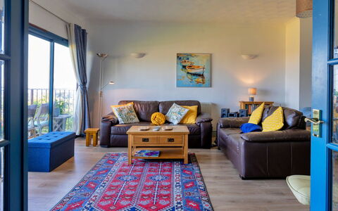Yr Ardd Bellaf: Furniture, Interior Design, Flooring, Couch, Floor, Wood, Room, Living Room, Ceiling, Table