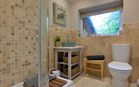 Yr Ardd Bellaf: Bathroom, Plumbing Fixture, Flooring, Wall, Interior Design, Toilet Seat, Toilet, Floor, Sink, Bathroom Sink
