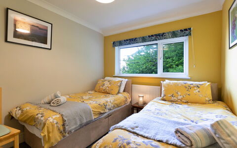 Yr Ardd Bellaf: Bed, Bedroom, Bedding, Furniture, Bed Sheet, Interior Design, Wood, Linens, Floor, Room