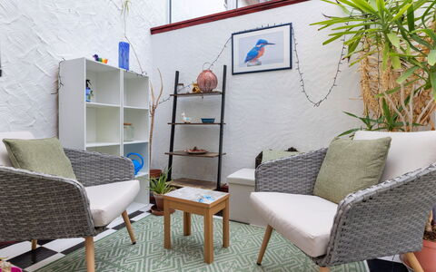 Yr Ardd Bellaf: Furniture, Interior Design, Chair, Cushion, Room, Living Room, Flowerpot, Floor, Home, Throw Pillow