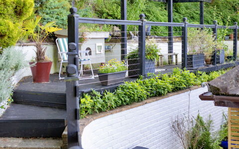 Yr Ardd Bellaf: Shrub, Flowerpot, Garden, Iron, Houseplant, Metal, Balcony, Landscaping, Fence