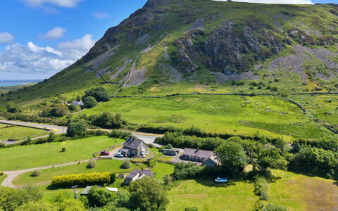 Penlon Cottage: Mountainous Landforms, Grass, Green, Mountain, Hill, Natural Landscape, Highland, Landscape, Grassland, Rural Area