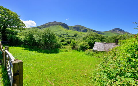 Penlon Cottage: Sky, Mountainous Landforms, Green, Grass, Mountain, Hill, Nature, Grassland, Natural Landscape, Vegetation