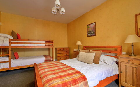 Bod Gwynedd: Furniture, Bed, Interior Design, Bedroom, Bed Sheet, Bedding, Flooring, Floor, Wood, Room