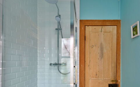Bod Gwynedd: Blue, Wall, Bathroom, Plumbing Fixture, Interior Design, Flooring, Floor, Plumbing, Composite Material, Glass