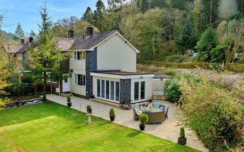 Dyffryn: Building, House, Home, Residential Area, Shrub, Roof, Cottage, Garden, Estate, Farmhouse