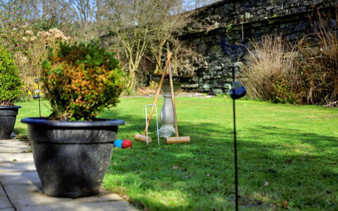 Dyffryn: Green, Shrub, Garden, Flowerpot, Lawn, Backyard, Landscaping, Yard, Houseplant