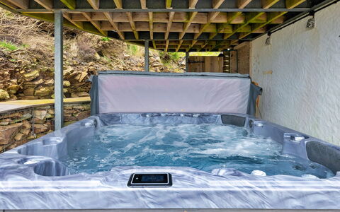 Goferydd: Bathtub, Swimming Pool, Composite Material, Jacuzzi, Plumbing Fixture, Natural Material, Water Feature, Backyard