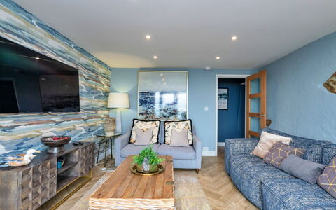 Goferydd: Furniture, Interior Design, Flooring, Couch, Floor, Wood, Ceiling, Room, Living Room, Lighting