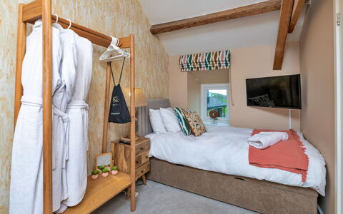 Goferydd: Interior Design, Furniture, Wall, Flooring, Wood, Bedroom, Floor, Bed, Bed Sheet, Bedding