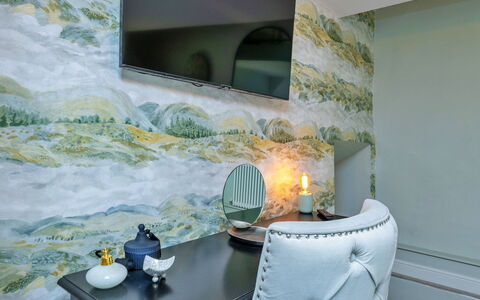 Goferydd: Interior Design, Furniture, Ceiling, Room, Picture Frame, Wallpaper, Paint, Modern Art, Natural Material, Living Room