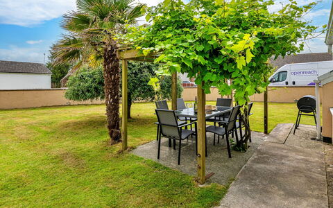 Nant Y Mynydd: Leaf, Shade, Garden, Lawn, Yard, Backyard, Landscaping, Eco Hotel, Houseplant, Courtyard