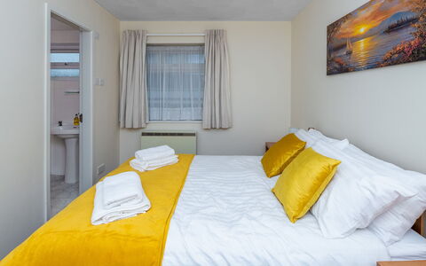Nant Y Mynydd: Apartment, Bedding, Bedroom, Bed Sheet, Bed, Hotel, Bed Frame, Pillow