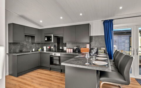 Silverwood Deluxe Chalet: Tableware, Serveware, Cup, Coffee Cup, Drinkware, Teapot, Food, Dishware, Teacup, Porcelain